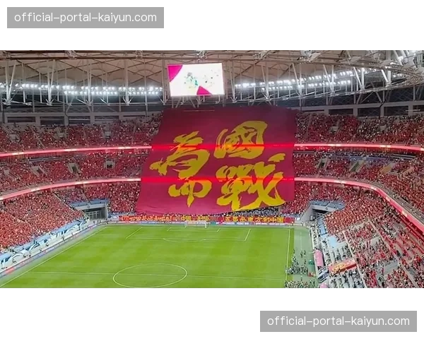 现场：南特主场球迷展示巨型TIFO，致敬即将退役的球队队长